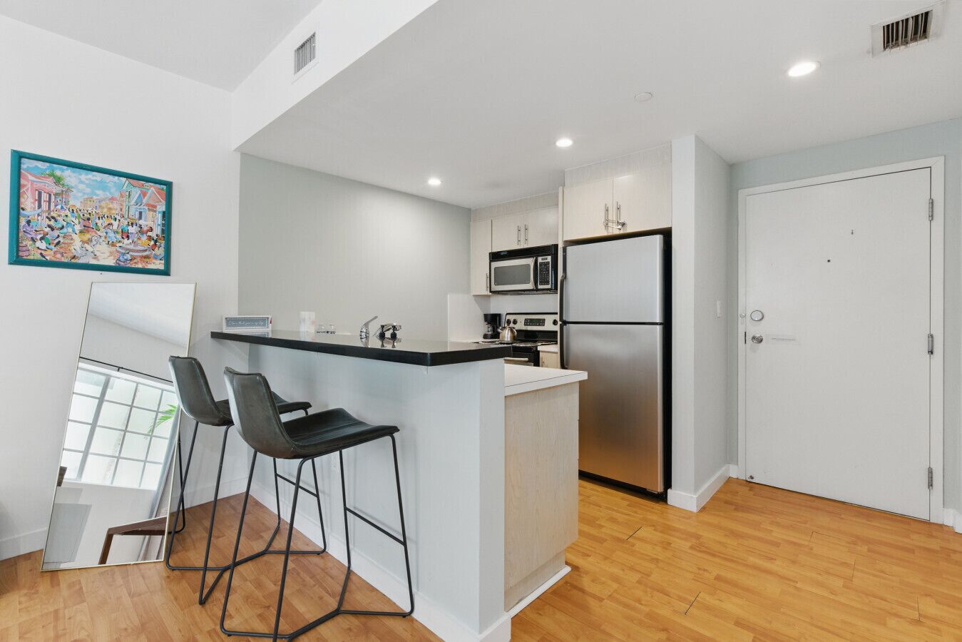 Réfrigérateur, micro-ondes, four, plaque de cuisson