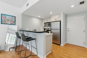 ثلاجة، ميكروويف، فرن، موقد طهي مسطح