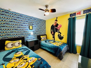 3 slaapkamers, een bureau, een strijkplank/strijkijzer, reisbedje