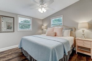 3 habitaciones, escritorio y tabla de planchar con plancha