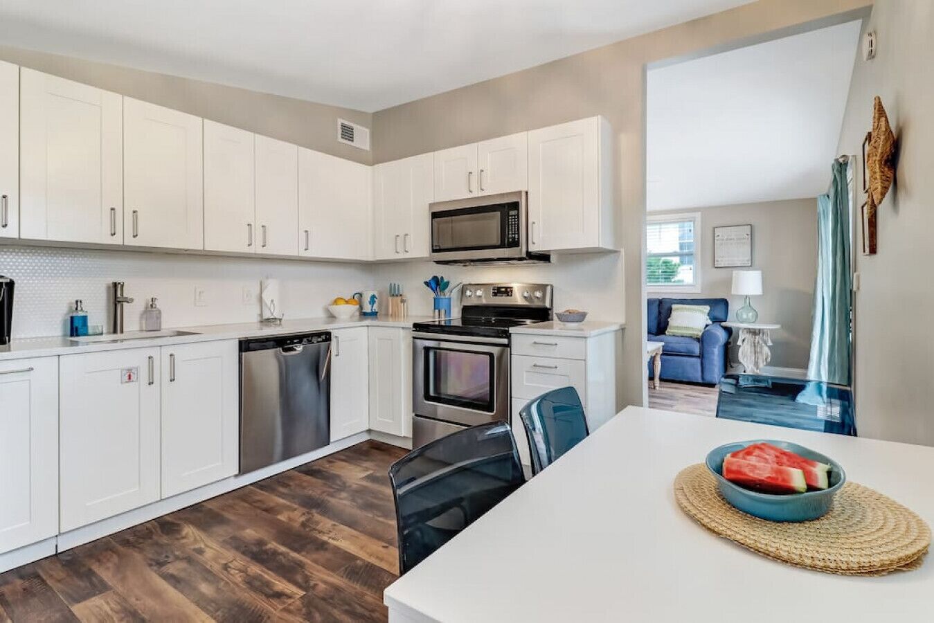 Jääkaappi, mikroaaltouuni, uuni, liesi