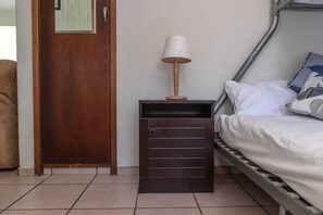 2 chambres, fer et planche à repasser, lit de bébé portatif