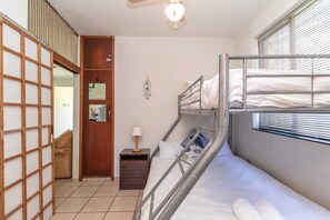 2 chambres, fer et planche à repasser, lit de bébé portatif