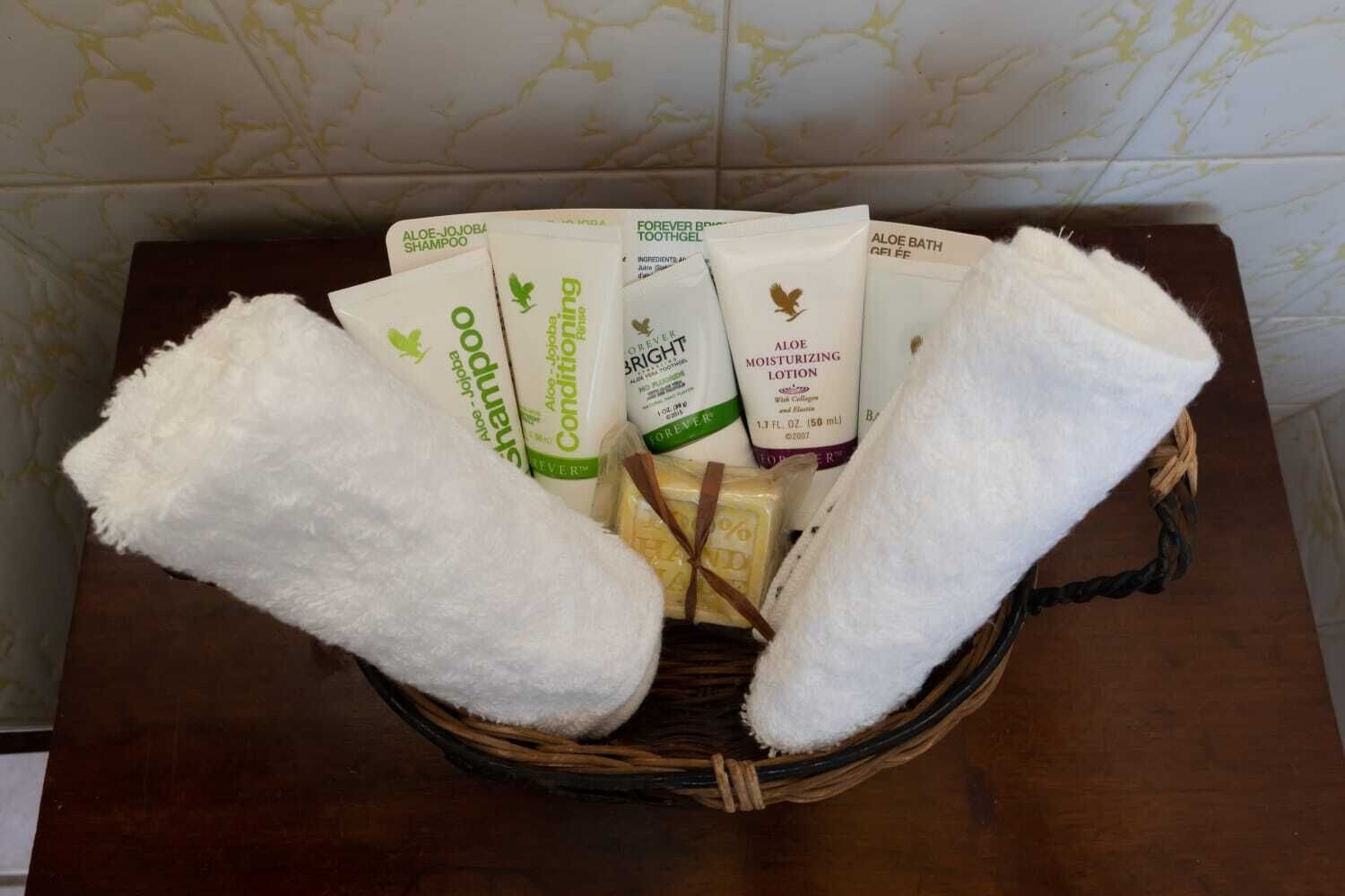 Ensemble douche/baignoire, savon, papier toilette