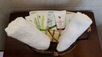 Ensemble douche/baignoire, savon, papier toilette