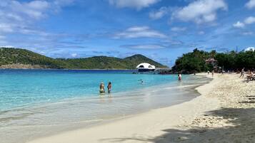 Beach nearby, sun-loungers, beach towels