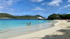 Plage à proximité, chaises longues, serviettes de plage