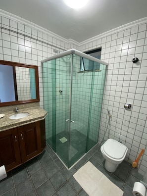 Combined shower/tub, towels, soap, toilet paper - Calypso solar building A gated community in Atalaia close to the beach. (salinopolis)