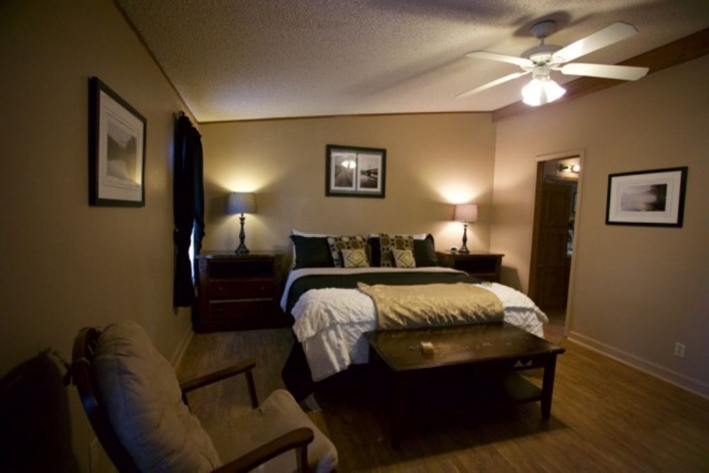 BEAVER LAKE, WHITE RIVER, EUREKA SPRINGS AREA - Full House, sleeps 8-10 adults🏡
