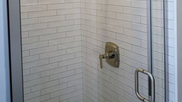 Doccia, asciugacapelli, bidet, asciugamani