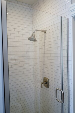 Een douche, een haardroger, een bidet, handdoeken