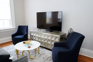 Smart-tv, bøger, stereoanlæg