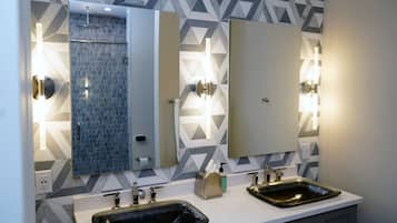 Dutxa, assecador de cabells, bidet i tovalloles