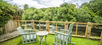 Cornerstones - 16th Century House overlooking River in Llangollen