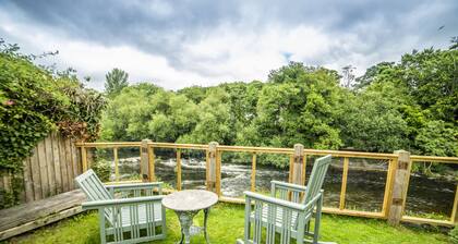Cornerstones - 16th Century House overlooking River in Llangollen