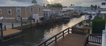 3 bdrm 3 bath w separate apt. Nettles isle resort, priv. beach, deck, sleeps 10