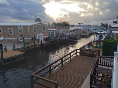 3 bdrm 3 bath w separate apt. Nettles isle resort, priv. beach, deck, sleeps 10