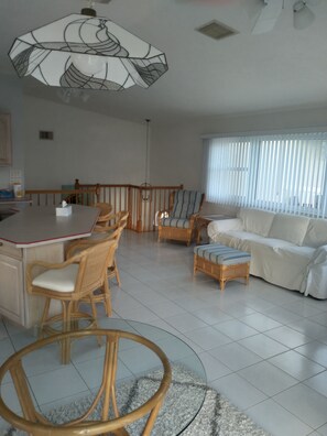 TV, ping pong, books - 3 bdrm 3 bath w separate apt. Nettles isle resort, priv. beach, deck, sleeps 10 (Jensen Beach)