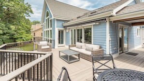 Una terraza con mobiliario exterior, incluyendo un sofá, sillas y una mesa.