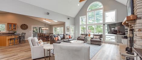 Smart-TV, Kamin, Tischfußball