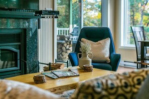 Televisión, chimenea y oficina 