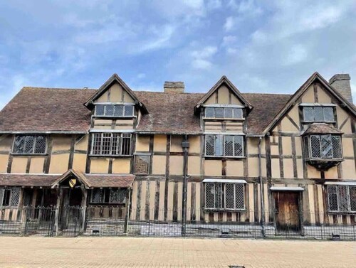 Luxury, modern town centre, 2 beds, free parking for one vehicle 