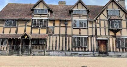 Luxury, modern town centre, 2 beds, free parking for one vehicle