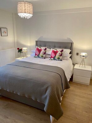 2 bedrooms, iron/ironing board, WiFi, bed sheets - Luxury, modern town centre, 2 beds, free parking for one vehicle  (Stratford-upon-Avon)