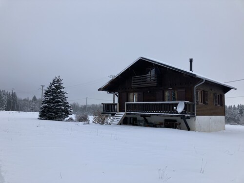 Chalet isolé à la campagne dans le Haut Doubs
