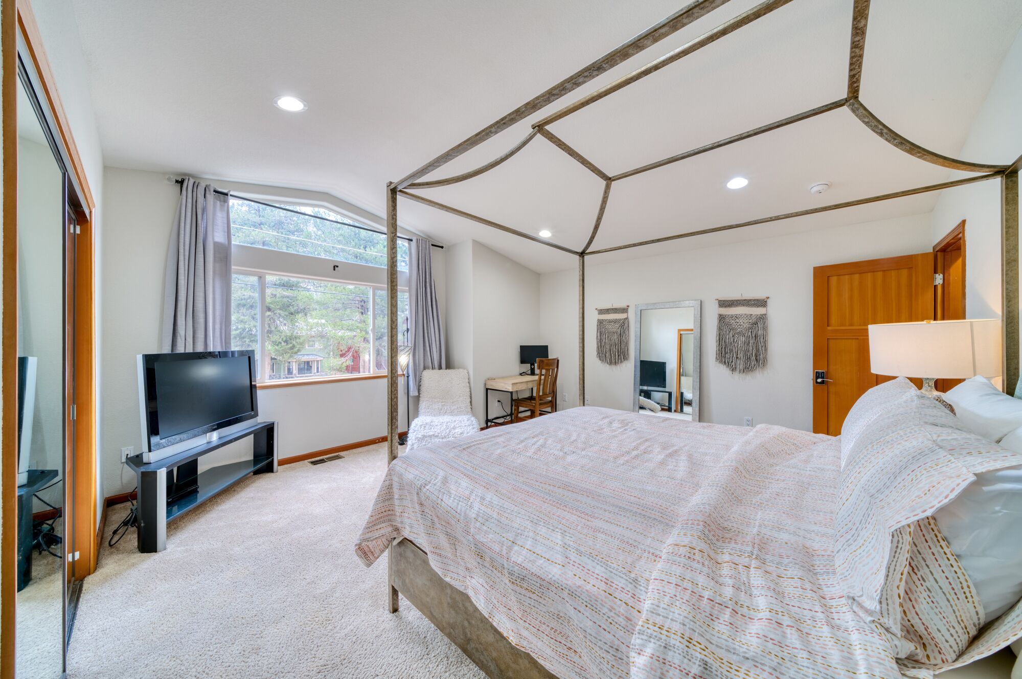 3 habitaciones, escritorio y tabla de planchar con plancha 