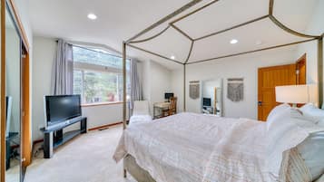 3 bedrooms, desk, iron/ironing board, travel cot