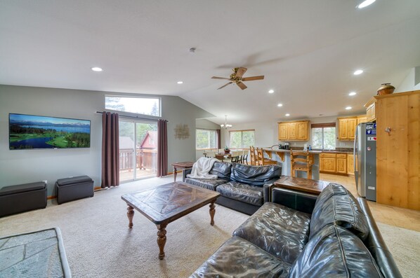 TV connectée, cheminée, écrans d'ordinateur