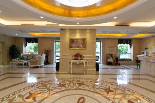 Vienna Hotel (Shanghai Meilan Lake Metro Station)