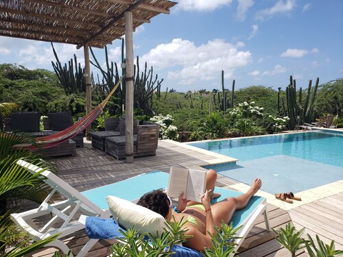 Luxury overnight stays in art gallery, private pool, green garden, white beaches