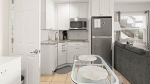 Cafetera y tetera, refrigerador, microondas y tostadora 