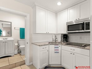 Kühlschrank, Mikrowelle, Wasserkocher mit Kaffee-/Teezubehör, Toaster