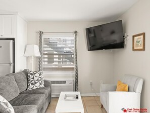 Living area - Beautiful Studio ~ Pet Friendly ~ Steps to the Beach! (Saint Augustine Beach)