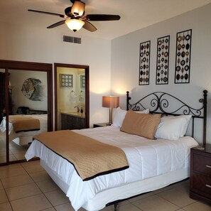 2 makuuhuonetta, tallelokero huoneessa, työpöytä, silitysrauta/-lauta