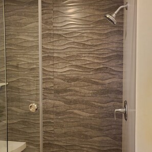 Bañera con ducha, secador de pelo, toallas, jabón