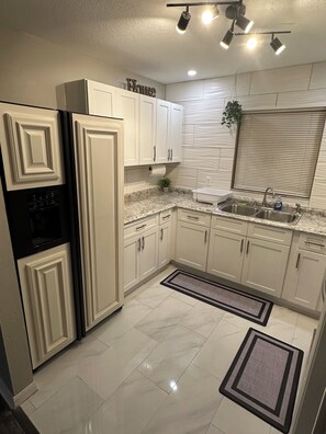 Mikrowelle, Herdplatte, Küchenrolle