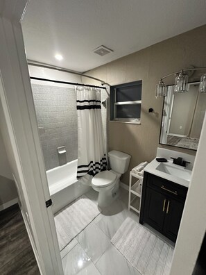 Bathtub, towels, soap, shampoo - Home away from Home near downtown Tampa and cruise port (Tampa)