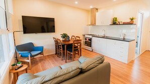 Un espacio habitable pequeño con comedor, kitchenette y zona de estar.