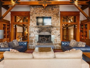 Smart TV, fireplace