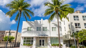 A white building with the sign "CASA OCEAN" on the front. - Casa Ocean (Miami Beach)