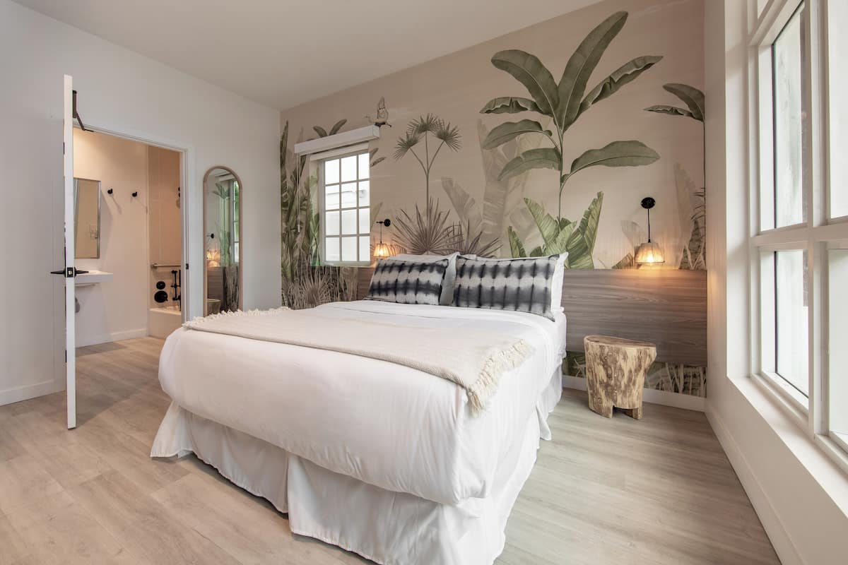 Habitación estándar, 1 cama Queen size, con acceso para personas discapacitadas, planta baja | Muebles diferentes, escritorio y espacio para trabajar con laptop