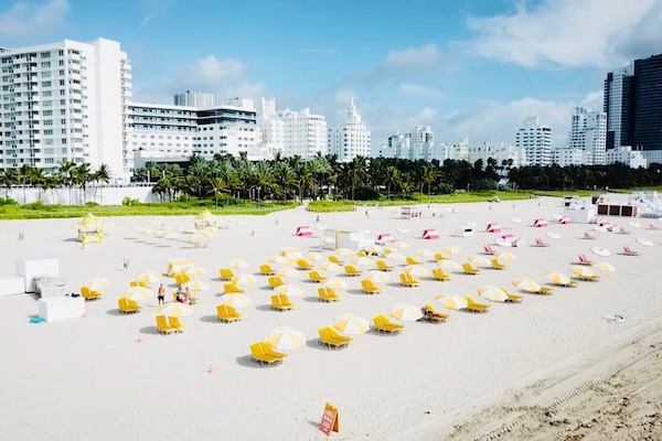 Beach nearby, white sand, sun loungers, beach towels