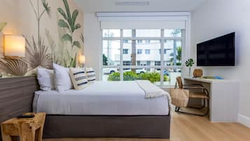 Muebles diferentes, escritorio y espacio para trabajar con laptop