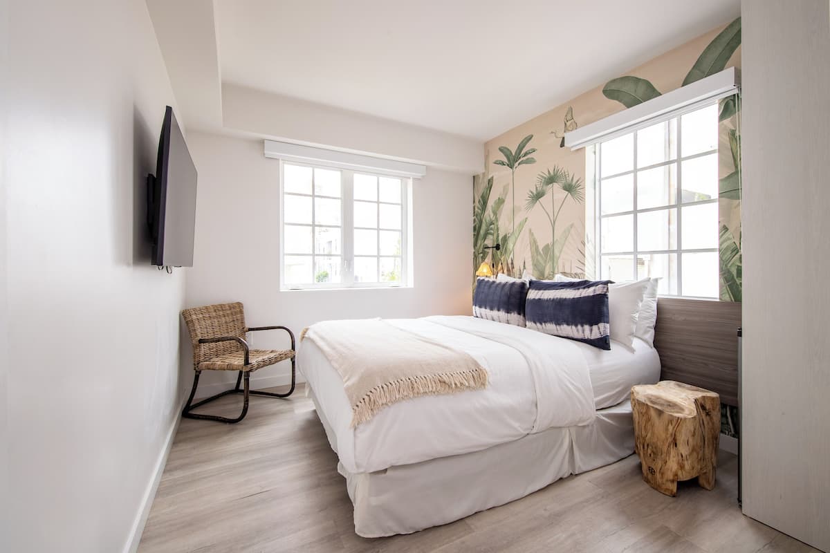Habitación Deluxe, 1 cama Queen size | Muebles diferentes, escritorio y espacio para trabajar con laptop