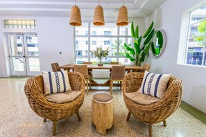 Coin salon dans le hall