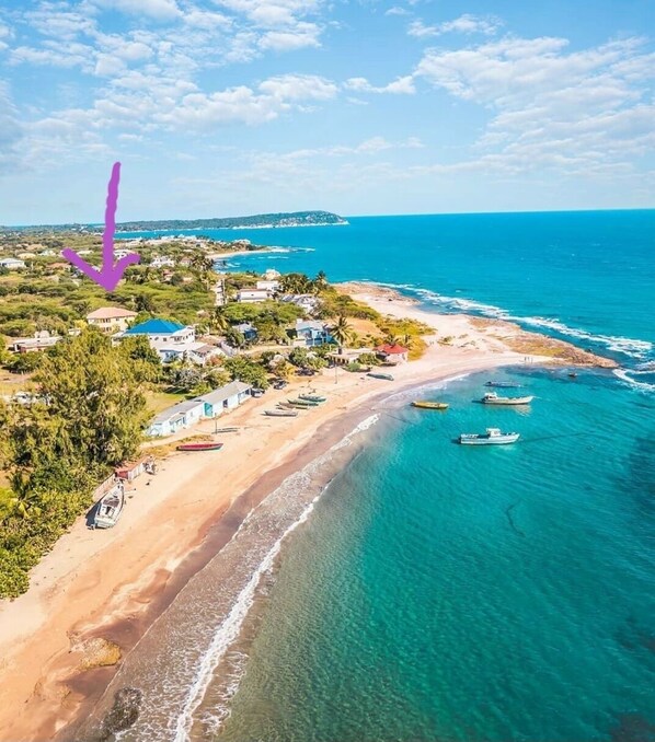 Una spiaggia nelle vicinanze, lettini da mare, teli da spiaggia